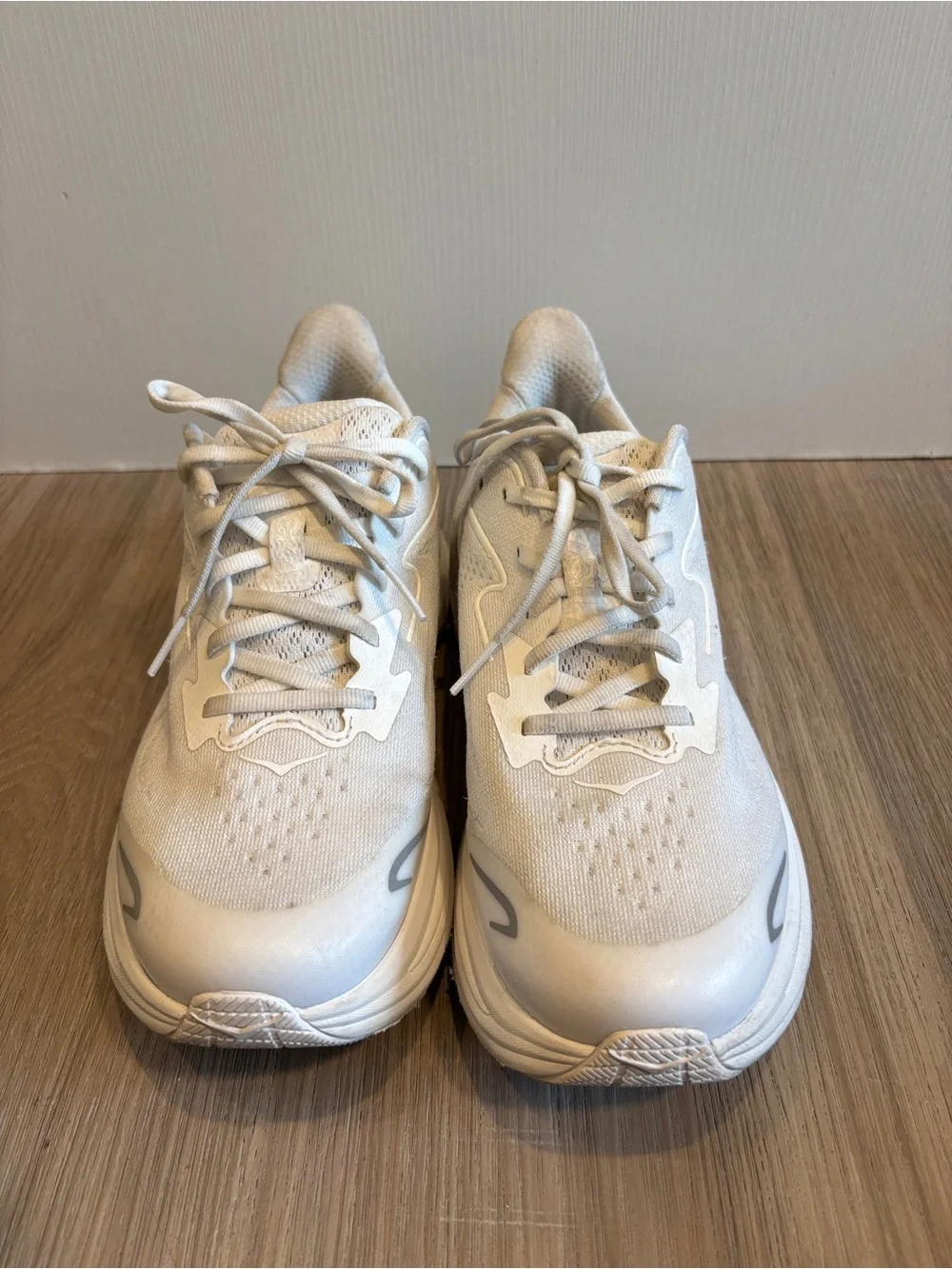 HOKA ONE ONE Clifton 10 Big Kids Size 6 Women’s 7.5 White Running Sneakers